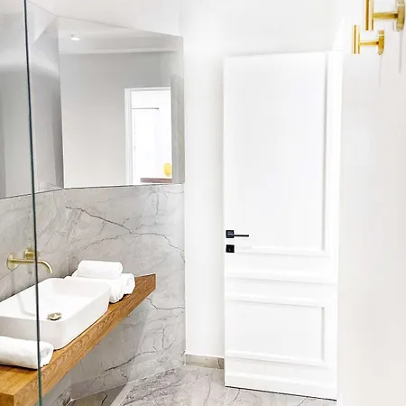 Emerald Chic - Old Town * 로비니