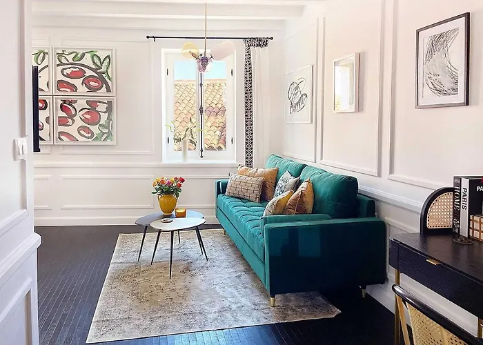 Emerald Chic - Old Town