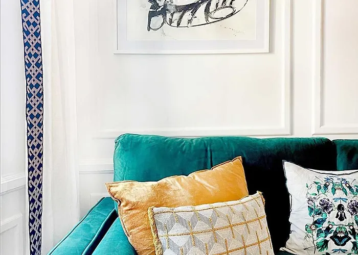 Emerald Chic - Old Town Apartment *