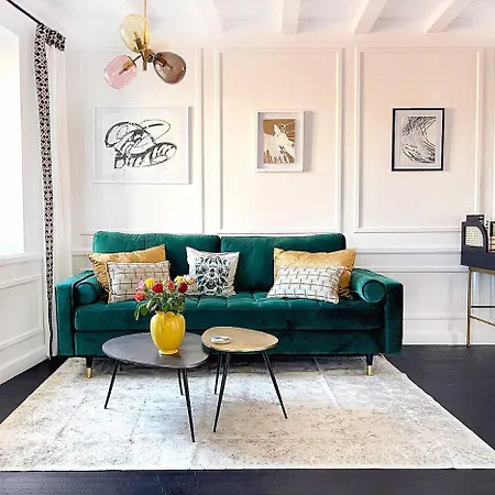 Emerald Chic - Old Town Apartment