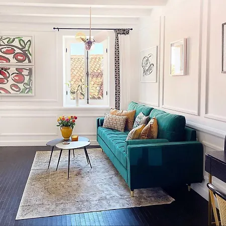 Emerald Chic - Old Town